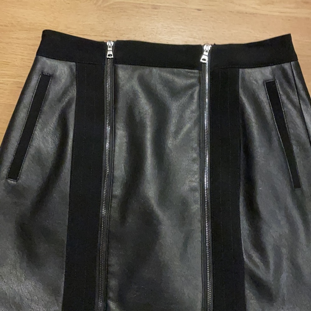 BCBGMAXAZRIA's Roxy mini leather skirt size XS - Picture 3 of 5
